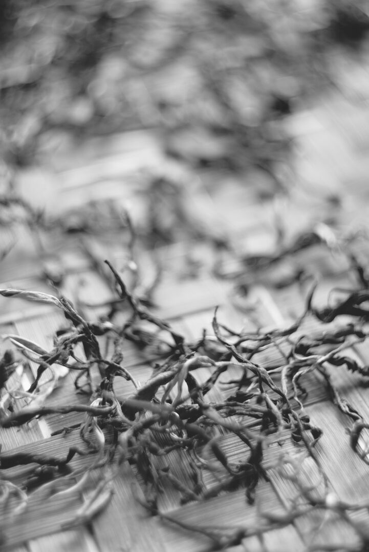 Sculpting the inner character of a tea leaf through invisible interventions
