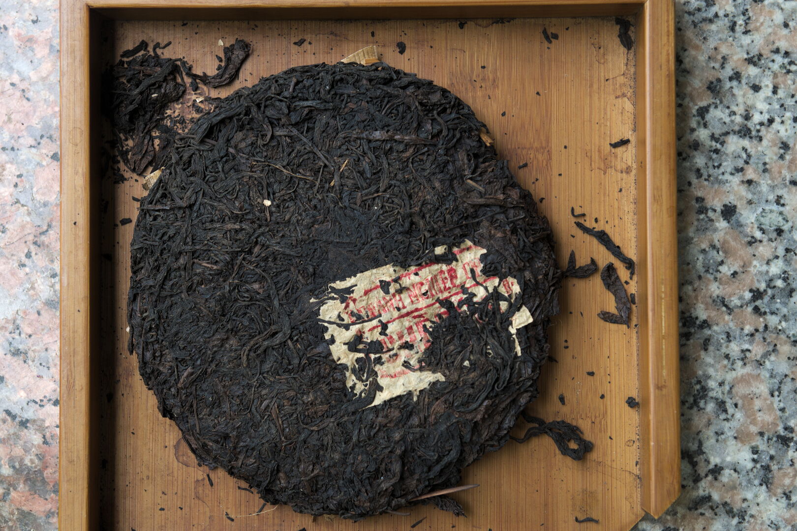 Authentification à Singapour d’un rare puerh vietnamien datant des années 1940, 2019
