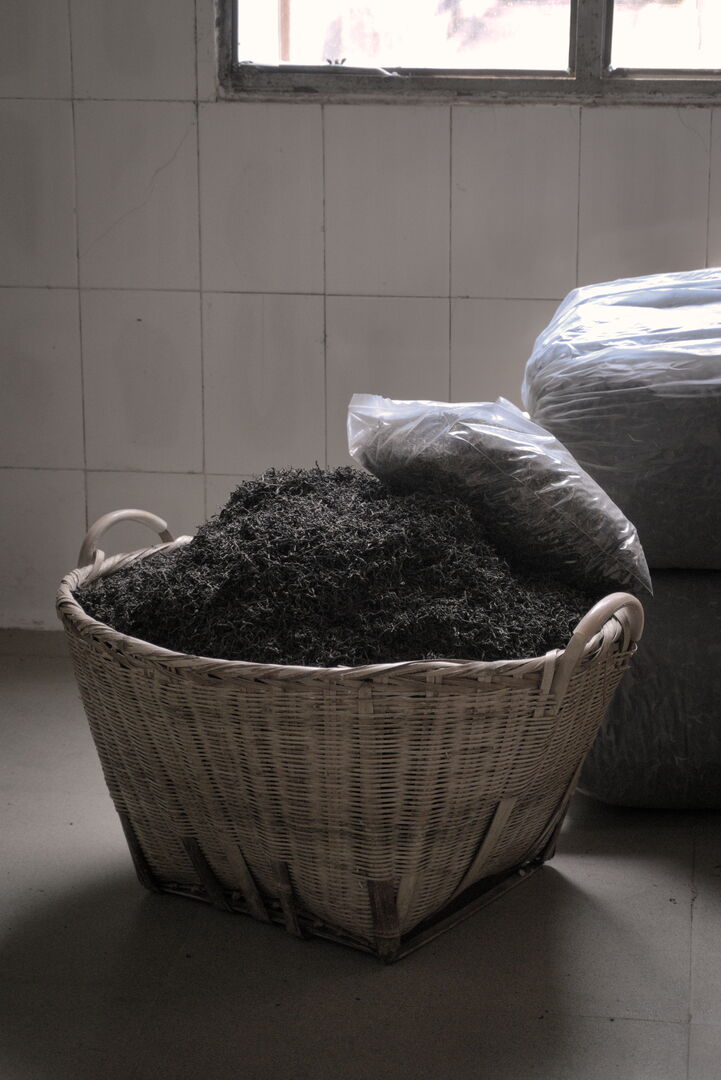 Production à Jinuo Shan d’un lot spécial de shu puerh fermenté pressé en tuo cha, 2019 — vue 2