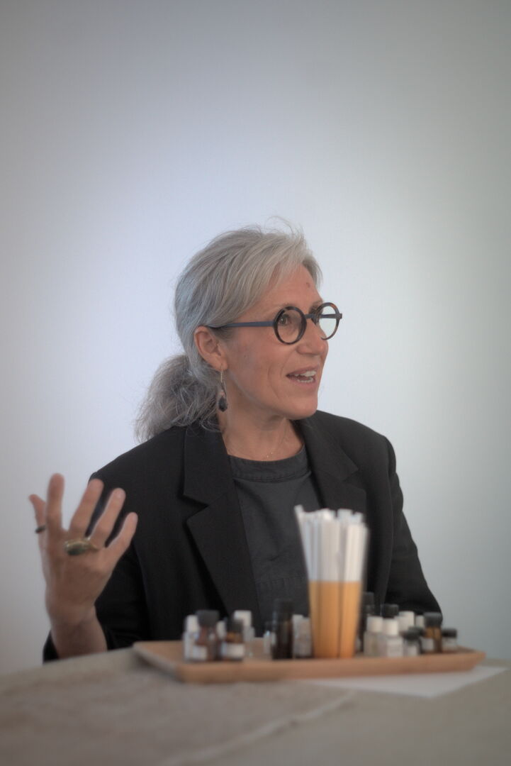 Carine Baudry during sensory training on puerh tea in Paris, view 1
