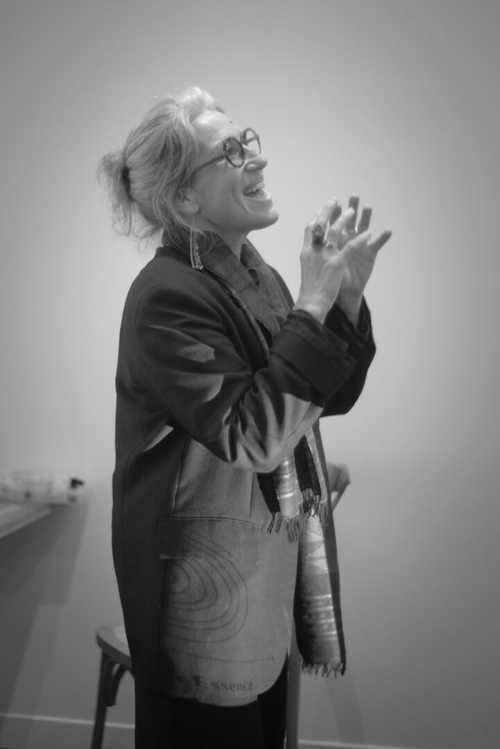 Carine Baudry during sensory training on puerh tea in Paris, view 2