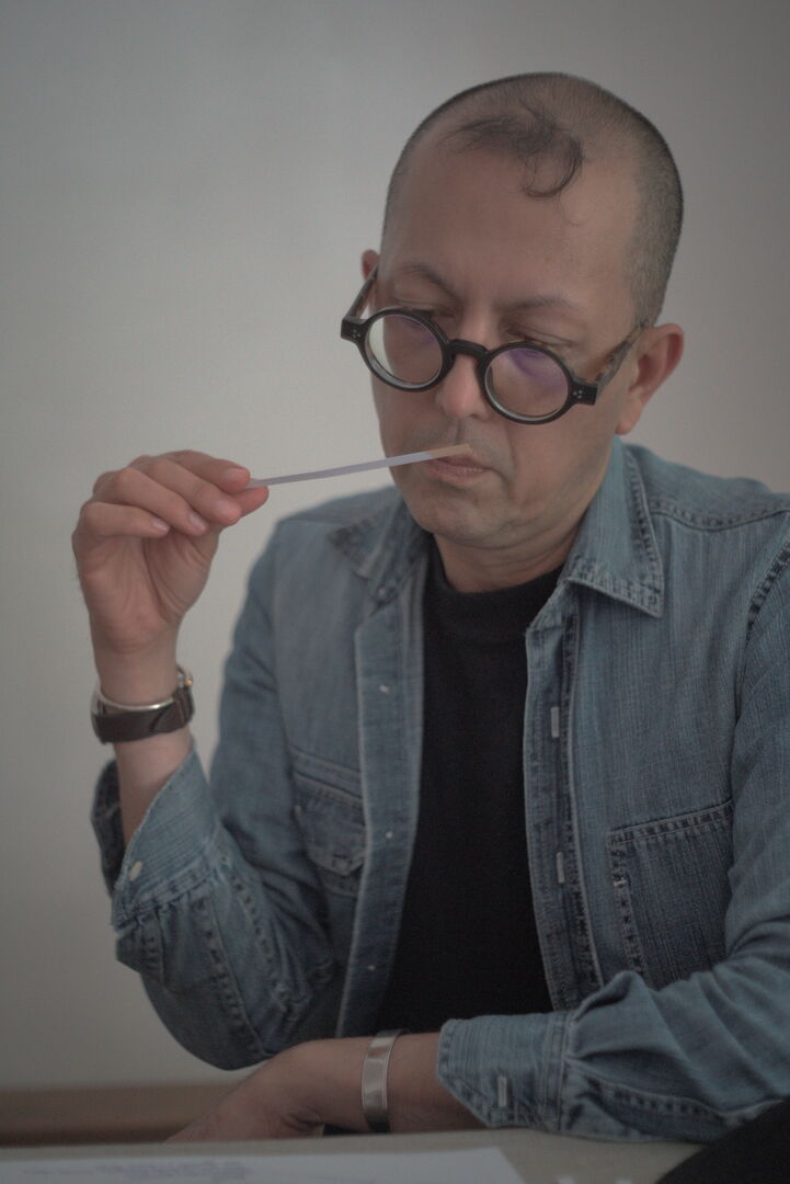 Working with sensory markers for puerh tea during the 2025 training, view 4